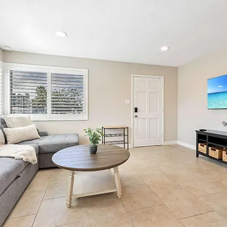 2 Homes In 1 Sleeps 18 10 Min To Zoo And Beach